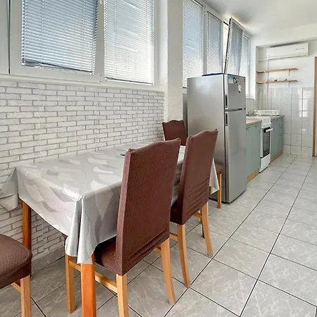 Gorgeous In Tribunj With Wifi Apartamento *